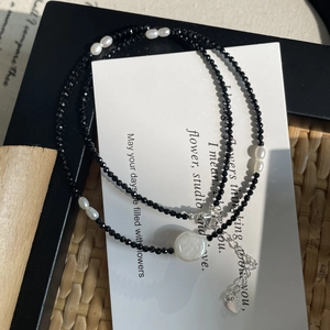 Collier en argent S925 avec spinelle noir, perles d'eau douce et un pendentif cœur