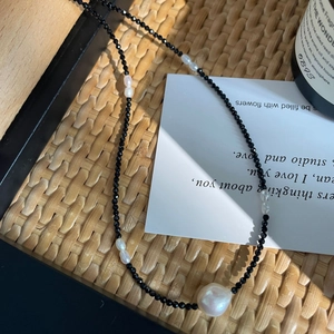 Vue détaillée du collier en argent S925 avec perles de spinelle noire et perles d'eau douce