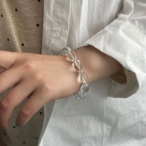 Gros plan d'un bracelet en argent S925 avec des cristaux blancs sur un poignet