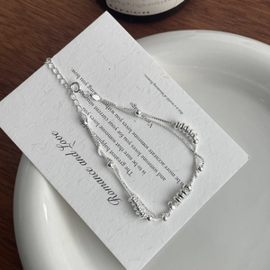 Détail du bracelet double couche en argent sterling S925 avec perles sur carte