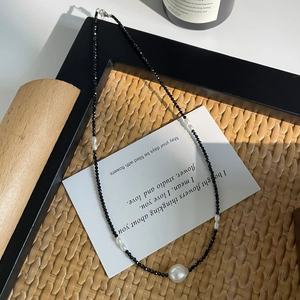 Collier en argent S925 avec perles de spinelle noire et grande perle baroque