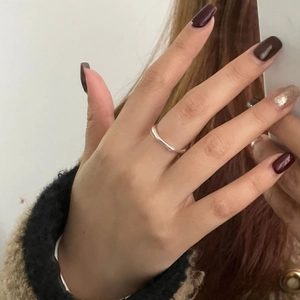 Bague minimaliste en argent sterling S925 avec design ondulé irrégulier et poli