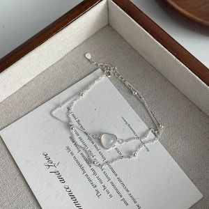 Détail d'un bracelet double rang en argent 925 avec calcédoine cœur sur carte