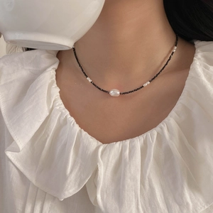 Collier en argent S925 avec perles de spinelle noire et perle d'eau douce baroque centrale