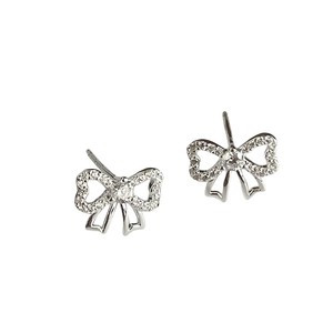 Boucles d'oreilles nœud en argent S925 avec zircons scintillants sur fond blanc