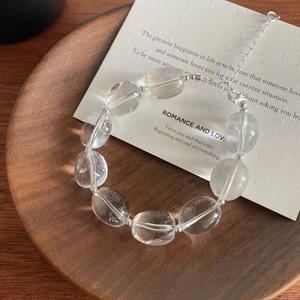 Détail macro du bracelet en perles de cristal blanc avec intercalaires en argent S925