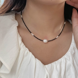 Détail du collier en argent S925 avec perles de spinelle noire et perle baroque