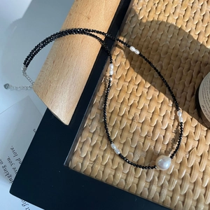 Détail du collier perlé en argent S925 avec spinelle noir et perles d'eau douce