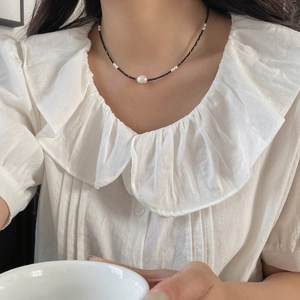 Détail du collier en argent S925 avec perles de spinelle noires et perle d'eau douce