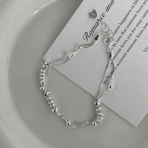 Vue détaillée du bracelet double couche en argent S925 avec perles texturées et fermoir