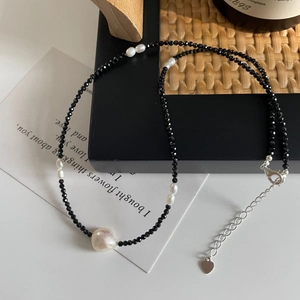Détail du collier en argent S925 avec perles de spinelle noire et perles d'eau douce
