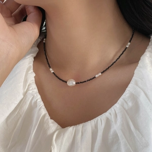 Détail du collier en argent S925 avec perle baroque et spinelle noir sur un mannequin