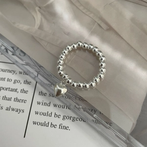 Bague perlée en argent sterling S925 avec pendentif cœur sur un tissu en soie