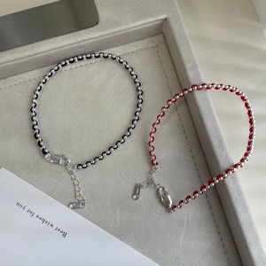 Vue détaillée de bracelets perlés en argent sterling 925 faits main avec cordons rouge et noir