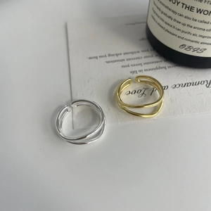 Detail view of S925 sterling silver double-layered open rings in gold and silver finish