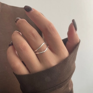 Minimalist S925 sterling silver double-layered wave ring worn on the index finger