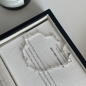 Gros plan du bracelet nœud en argent sterling S925 avec chaîne torsadée sur carte blanche