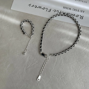 Vue détaillée de l'ensemble bijoux en argent S925 et corde tressée noire avec fermoir