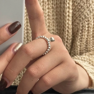 Bague perlée minimaliste en argent sterling S925 avec pendentif cœur sur la main