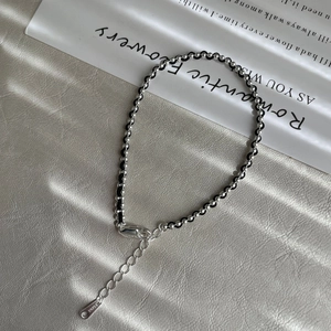 Détail de perles en argent S925 avec corde tressée noire et fermoir mousqueton réglable