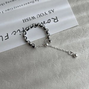 Vue macro détaillée du bracelet tressé en perles d'argent S925 avec chaîne réglable