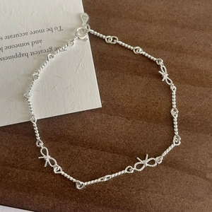 Vue macro détaillée du bracelet en argent sterling S925 avec chaîne torsadée et nœud
