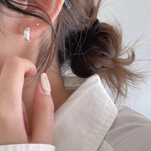 Minimalist S925 sterling silver hoop earrings with a classic quilted lattice pattern