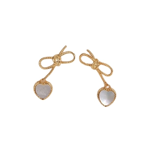 Élégantes boucles d'oreilles nœud dorées avec breloques cœur en nacre blanche
