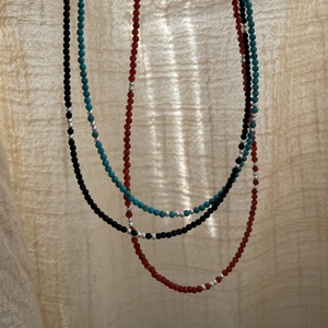 Trois colliers de perles en argent S925 en noir turquoise et agate rouge