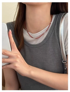 Détail d'un collier en argent S925 avec petites perles de cornaline rouge sur mannequin