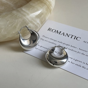 Gros plan détaillé des boucles d'oreilles créoles S925 en argent sterling poli miroir
