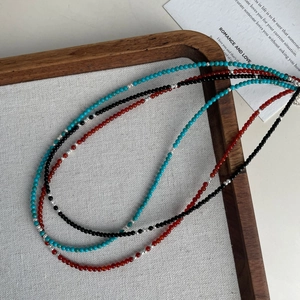 Détail de colliers en argent S925 avec perles de turquoise, agate noire et cornaline