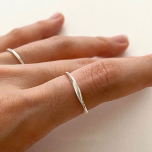 Minimalistisches S925 Sterlingsilber Ring-Set mit Wellentextur und schlichtem Band am Finger