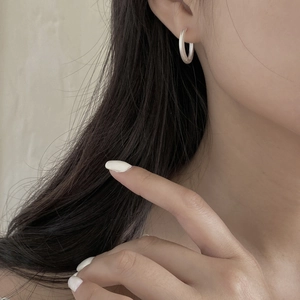 Minimalist S925 sterling silver hoop earrings with a matte brushed finish on female model