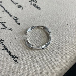 Detailansicht eines S925 Silberrings mit Wellentextur und flüssigem Metalldesign