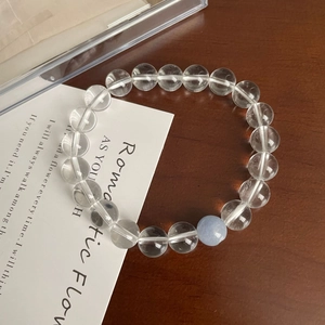 Bracelet élégant en perles de cristal clair avec un accent d'aigue-marine sur bois
