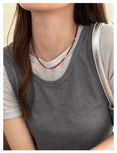 Détail du collier de perles en agate rouge avec des perles d'espacement en argent sur un modèle