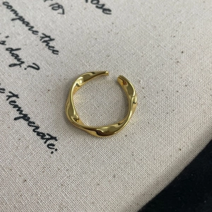 Nahaufnahme des goldenen S925 Silberrings mit Wellentextur und eingraviertem Stempel
