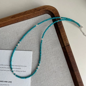Détail du collier en perles de turquoise argent S925 avec fermoir mousqueton ajustable