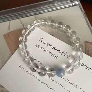 Détail du bracelet en cristal avec aigue-marine et quartz clair sur carte