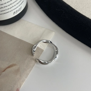 Detail der welligen Flüssigkeitstextur auf einem silbernen S925 minimalistischen Ring