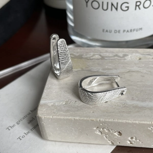 Detailansicht der S925 Sterling Silber Creolen mit einer gebürsteten Metalloberfläche