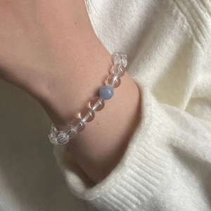 Bracelet minimaliste en perles de cristal clair avec perle bleue au poignet