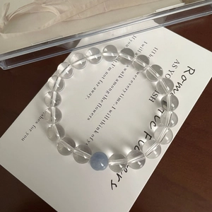 Bracelet élégant en aigue-marine et cristal blanc présenté sur une carte de bijoux blanche
