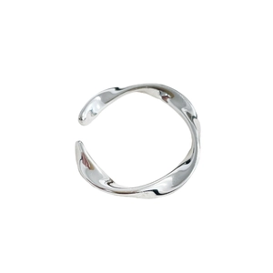 Minimalistischer S925 Silberring mit modernem Design und flüssiger Wellenstruktur-Optik