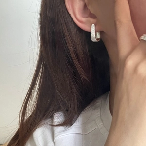 S925 Sterling Silber Creolen mit gebürsteter Oberfläche und klobigem U-förmigem Design