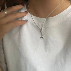 Detailansicht der S925 Sterlingsilber Y-Kette mit Anhänger an einem weiblichen Model