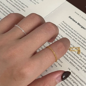 Bagues minimalistes en chaîne souple en argent 925 doré et argenté portées par un mannequin