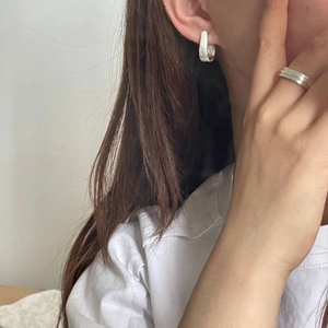 Minimalistisches S925 Sterlingsilber Set mit gebürsteten Ohrringen und breitem Ring