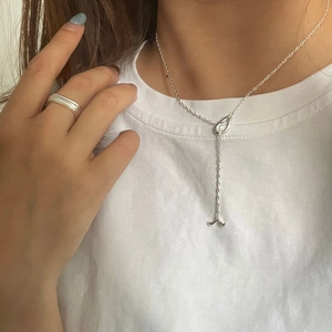 Minimalistische 925er Sterling Silber Fischschwanz OT Halskette und Ringe am Modell